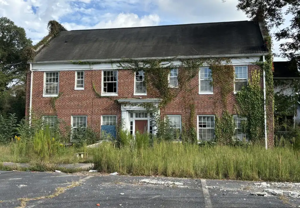 Front view of Gainesville eyesore